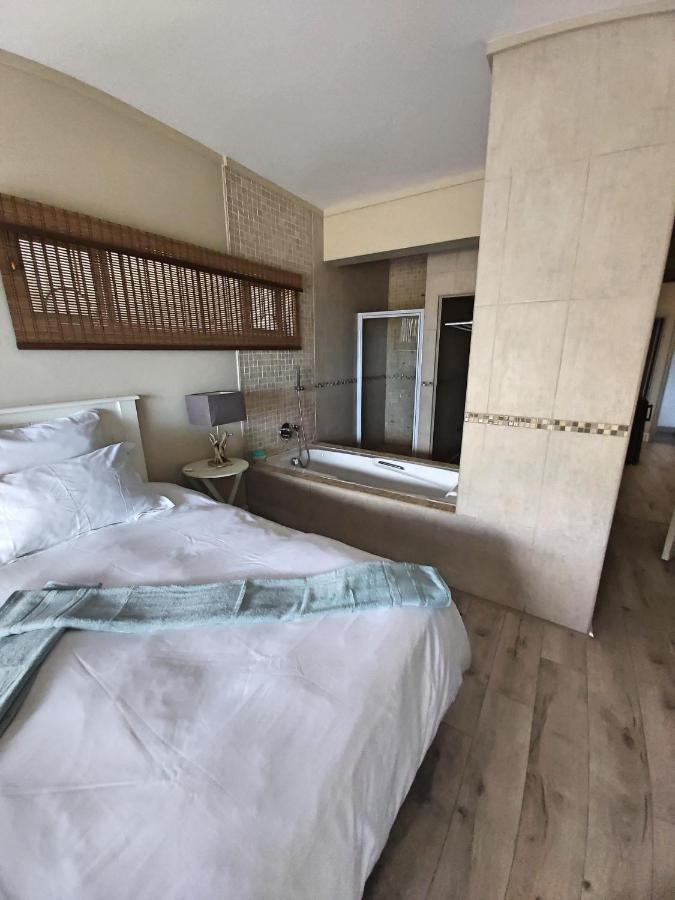 Whale Rock, Modern Beachfront Apartment Margate Exteriör bild
